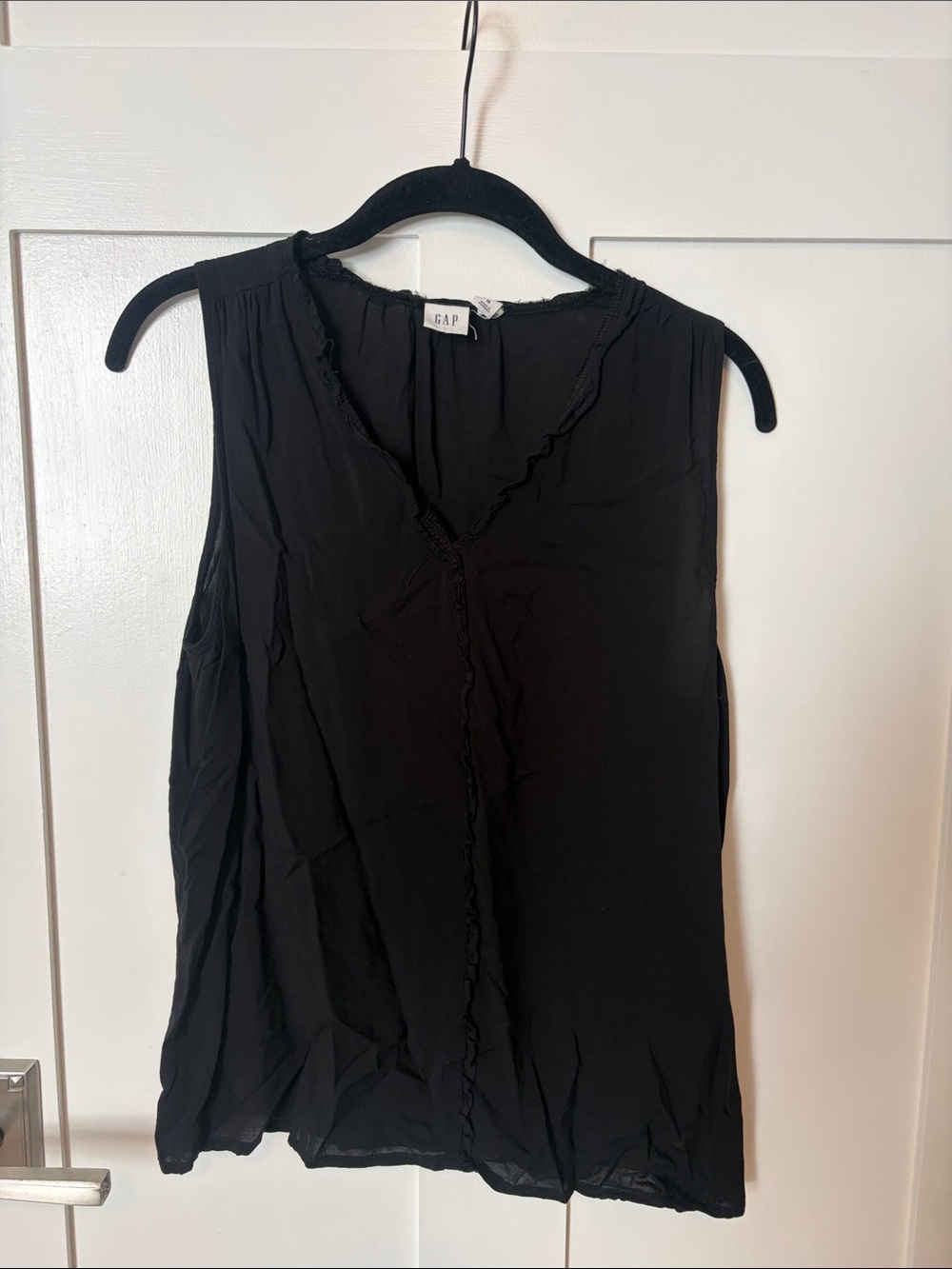 GAP Black Sleeveless V-Neck Ruffle-Trim Rayon Tank Top